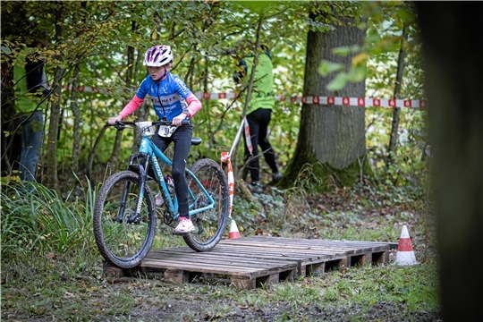 Holzpaletten dienen beim Kindercrossduathlon im Backnanger Plattenwald als Hindernis.