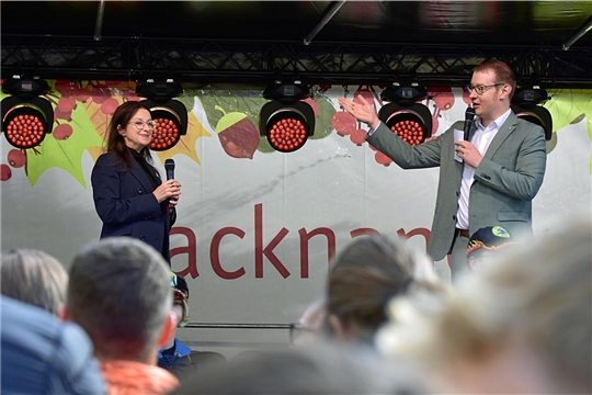 Backnangs Oberbürgermeister Maximilian Friedrich und Sigrid Göttlich begrüßen die Gänsemarktgäste.