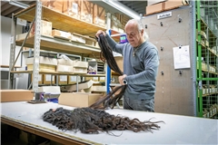 Robert Meißner packt auch selbst noch mit an. Viele Arbeiten wie das Separieren und Sortieren sind sehr aufwendig. Fotos: Alexander Becher