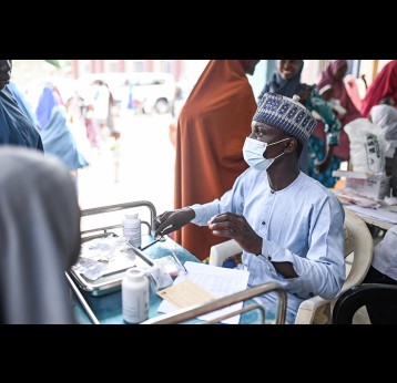 A health care worker in protective equipment. Gavi/2023/Nr Dambali