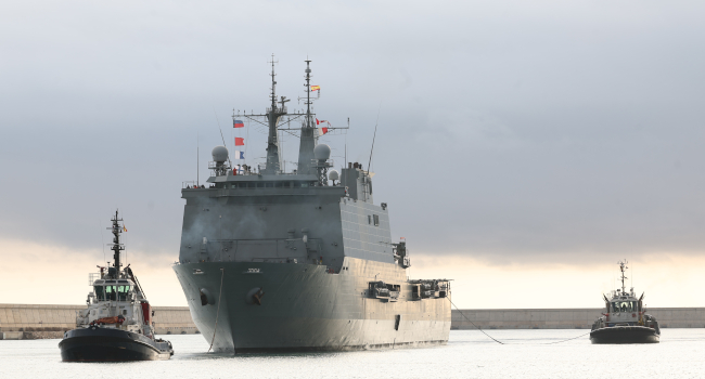 Se encuentra atracado en el puerto de la ciudad con 104 Infantes de Marina, 36 marinos del Grupo Naval de Playa y 25 marinos de la Unidad Aérea Emb...