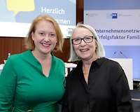 Bundesfamilienministerin Lisa Paus und Kirsten Frohnert, Projektleiterin Netzwerkbüro Erfolgsfaktor Familie