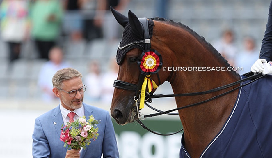 2023 CDIO Aachen sponsor Thomas Förl (Sparkasse Aachen) notices that Times Kismet is very interested in the flowers :: Photo © Astrid Appels