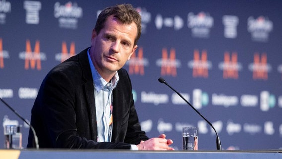 ESC Executive Supervisor Martin Österdahl bei einer Pressekonferenz des ESC 2021. © EBU Foto: Andres Putting