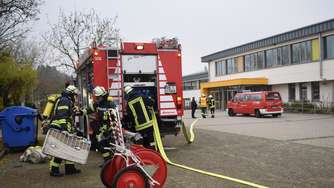 »Dachstuhl in Flammen«: Feuerwehren üben an Vogelsbergschule