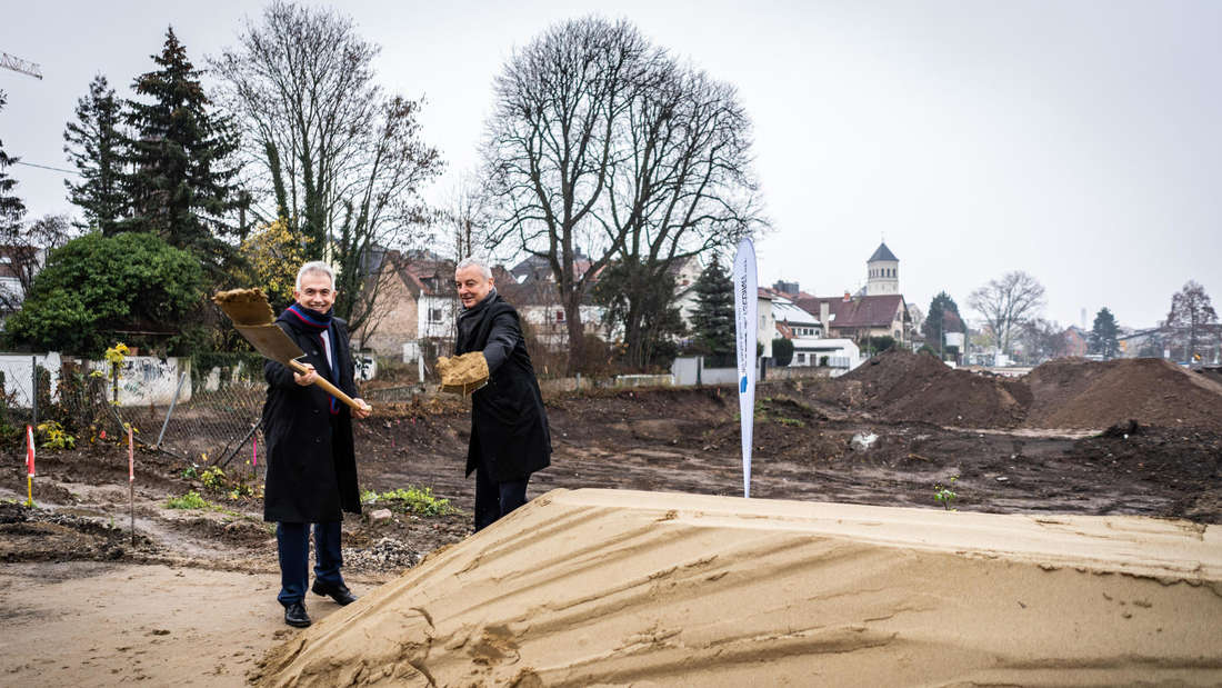 Spatenstich auf der Brache: Oberbürgermeister Peter Feldmann (l.) und ABG-Geschäftsführer Frank Junker graben mit.