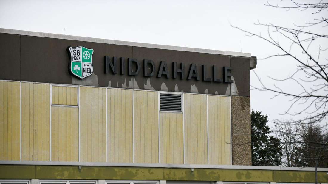 Soll bald wieder in neuem Glanz, aber dann mit anderem Vereinswappen erstrahlen: Die Niddahalle in Nied.