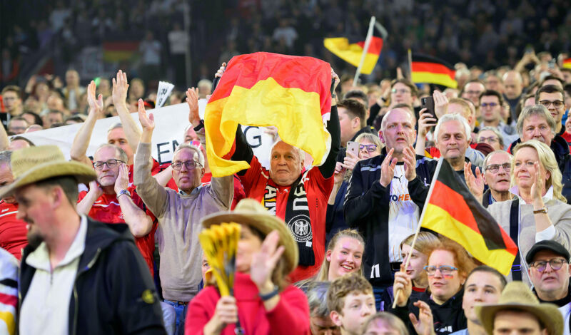 Fans der deutschen Handballnationalmannschaft feuern ihr Team an.