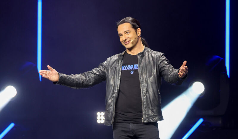 Comedian Bülent Ceylan bei einem Auftritt auf der Bühne