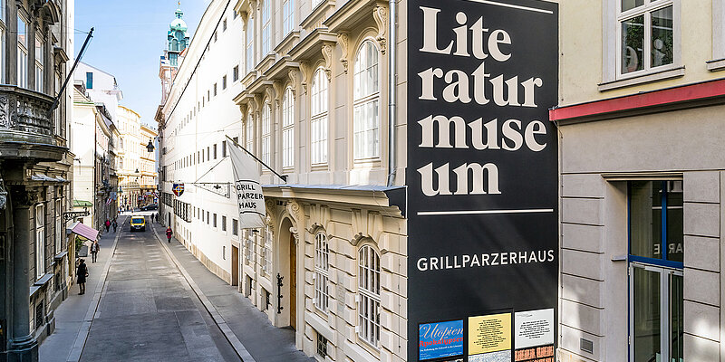 Straße mit Gebäuden, auf dem rechten Haus steht "Literaturmuseum"