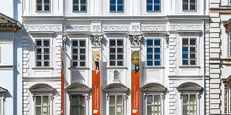 Prächtiges weißes Altbaugebäude vor strahlend blauem Himmel