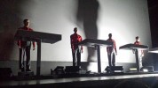 Kraftwerk zu Gast in Mies Van der Rohes Glaskasterl., Neue Nationalgalerie Berlin, 2015 | © laut.de (Fotograf: Alexander Cordas)