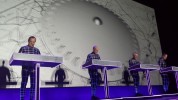 Kraftwerk zu Gast in Mies Van der Rohes Glaskasterl., Neue Nationalgalerie Berlin, 2015 | © laut.de (Fotograf: Alexander Cordas)