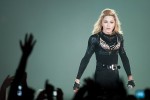 Madonna kommt, und die Massen ticken aus. Vor allem, weil sie ewig auf sich warten ließ., Köln, 2012 | © laut.de (Fotograf: Peter Wafzig)