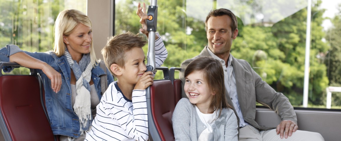 Eine Familie sitzt in der Straßenbahn.