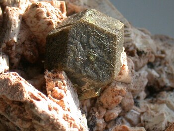 Grossular - olivgrüner Kristall in Orthoklas