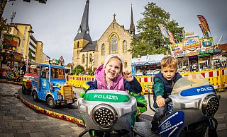 Charlotte (5) und Nick (4) drehen eine Runde auf den schnittigen Polizeimotorrädern. - Mueller