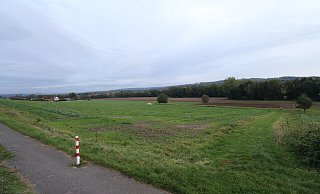 Nur dieser Radweg wird in Nieheim noch gebaut: Entlang der Bahn gibt es bei Oeynhausen einen asphaltierten Weg, dann folgt ein Grasweg nach Himmighausen der jetzt ausgebaut werden soll. Foto: David Schellenberg - David Schellenberg