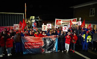 Vor den Toren des Autozulieferers Gestamp in Brackwede kamen in der Nacht etwa 200 Arbeitnehmer und Gewerkschafter zusammen. - Manfred Horn