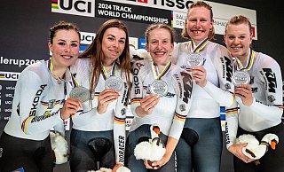 Das deutsche Frauen-Team in der Mannschafts-Verfolgung mit Lisa Klein (v. l.) Laura Süßemilch, Franziska Brauße, der Bielefelderin Mieke Kröger und Lena Charlotte Reißner samt Medaillen und Maskottchen. - IMAGO/frontalvision.com