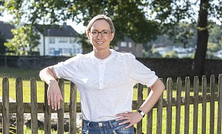 Ein Leben auf dem Lande, und doch mitten in der Großstadt: Christiana Bauer ist jetzt in Stieghorst zu Hause. - © Jörg Dieckmann