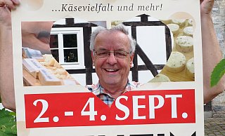 Zusammen mit Theo Reineke gilt Johannes Kröling als der Vater des Deutschen Käsemarkts. Noch im August 2016 war der Altbürgermeister als aktiver Werber unterwegs. - Josef Köhne