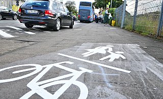 Die neuen Markierungen auf der Eisenbahnstraße führen die Radfahrer direkt auf den Gehweg, der für sie jetzt ebenfalls freigegeben ist - und auf dem ein paar Meter weiter Fahrgäste auf die Fernbusse warten. - Barbara Franke