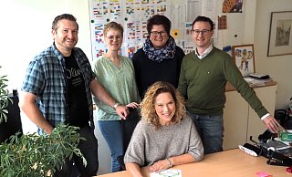 Die Zusammenarbeit mit diesem Führungsteam ist gut und macht stark, weiß Patricia Arendes-Meyn (vorn). Hinter ihr stehen Dennis Alers (v. l.), Janina Gamenik, Schulsekretärin Annette Husemann und Stephan Dreyer. Dazu gehört auch Isa Reschke-Obare. - Josef Köhne