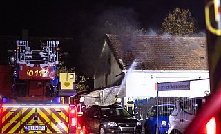 In Brackwede ist es in der Nacht zu einem Brand in einer Autowerkstatt gekommen. - Mike-Dennis Müller