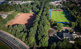 Der Schotterplatz am Gleisdreieck in Bielefeld-Brackwede soll zu einem Kunstrasenplatz für zwei Vereine umgebaut werden. - Mike-Dennis Müller