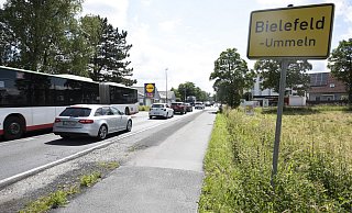 Die Ortsdurchfahrt Ummeln (B61) als zentrale Verbindung zwischen Bielefeld und Gütersloh ist stark belastet. - Dieckmann-Fotodesign l Bielefeld