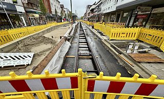 Im Bereich Haltestelle Normannenstraße werden auf neuem Tragasphalt die Gleise für die Stadtbahn verlegt. - Peter Unger