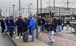 Zahlreiche Schalke-Fans stranden am Samstagmorgen, 19. Oktober, am Bielefelder Hauptbahnhof. - Matthias Bungeroth