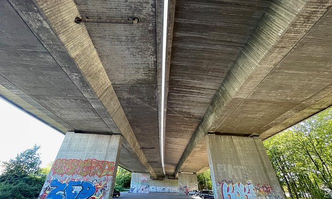 Unter der Graphia-Brücke im Verlauf des Ostwestfalen-Damms ist Bielefeld lässt es sich offensichtlich gut feiern. - Susanne Lahr