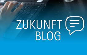 Eine Hand an einer Tastatur. Aufschrift: "Zukunftblog".