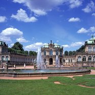 Zwingerhof mit Brunnen, Wolken ziehen vorbei