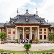 Wasserpalais von außen, breite Treppe führt vom Palais zum Elbufer