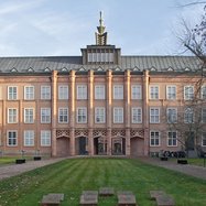 Innenhof des Grassi-Museums, in der Mitte eine Rasenfläche