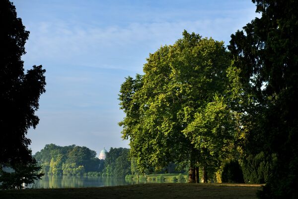 Neuer Garten Potsdam mit See, im Hintergrund die Kuppel der Sankt Nikolaikirche 