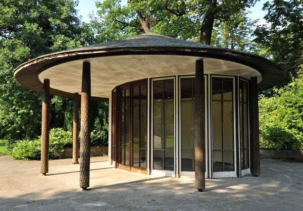 Gesamtansicht des Teepavillons im Schlossgarten Schönhausen 