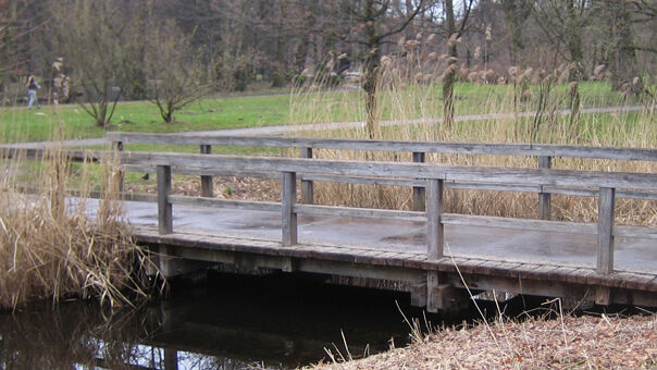 Brücke zur Luiseninsel im Schlosspark Charlottenburg