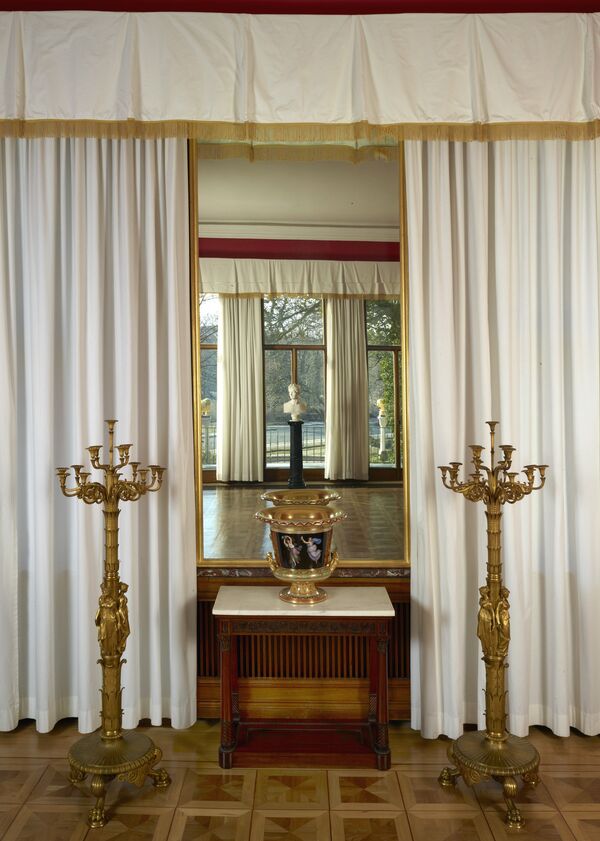 Roter Saal im Schloss Glienicke mit Spiegel, Büste, Leuchter und Keramik