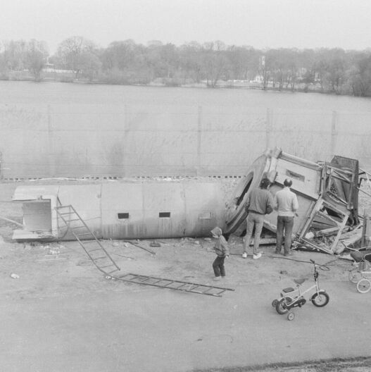 Gestürzter Grenzwachturm am Ufer Park Babelsberg am 11.11.1989