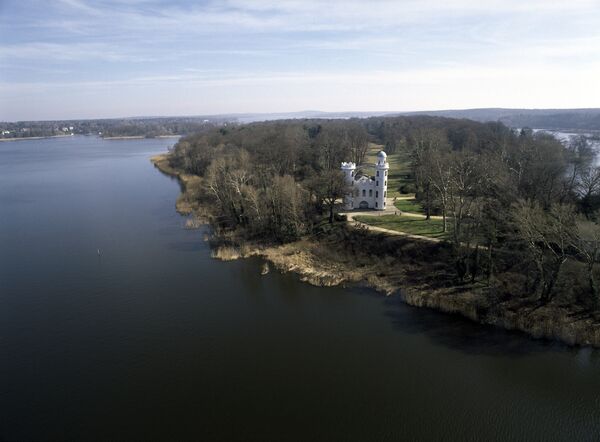 Luftaufnahme der Pfaueninsel mit Schloss 