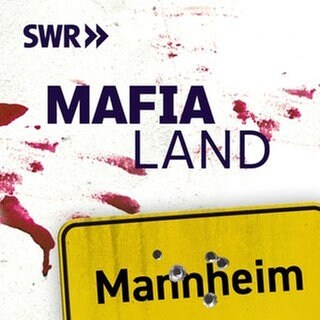 Weißer Hintergrund Blut beschmiert mit Schriftzug "MAFIA LAND" und dem Ortschild von Mannheim mit Einschüssen (Der SWR Podcast MAFIA LAND - Die deutsche Spur: Staffel 2 in der ARD Audiothek)