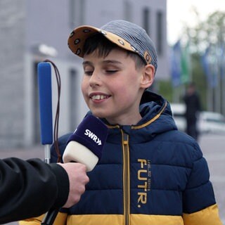 Wir haben den zehnjährigen Toni zufällig getroffen. Er ist von Geburt an blind.