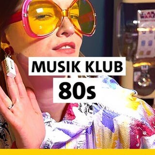 SWR1 Musik Klub "80er" - eine junge Frau mit großer, orangefarbener Sonnenbrille und buntem Jogginganzug schaut in die Kamera