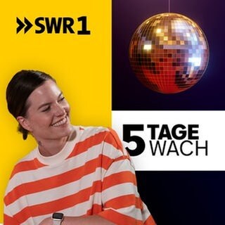 Host Cora Klausnitzer schaut auf den Schriftzug "5 Tage wach" und darüber hängt eine glitzernde Discokugel - das Bild steht für den Podcast zur SWR1 Hitparade "5 Tage wach - die kultigste Radio-Hitparade Deutschlands"