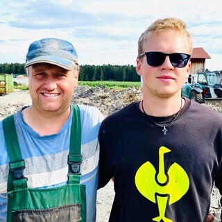 Martin Benzing und sein Sohn nach dem Großbrand auf ihrem Hof in Trossingen