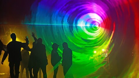 4. August: Auf dem Musik-Festival "Rocken am Brocken" können Besucher in einem bunten Lasertunnel tanzen. Unter dem Motto "Natur-Musik-Freundschaft“ wird noch bis Sonntag in Elend im Harz ein bunter Musikmix präsentiert. Zwar haben Besucher und Veranstalter auch hier mit dem regnerischen Wetter zu kämpfen, aber vielleicht kann ein Tanz durch die Regenbogenfarben die Stimmung aufrechterhalten.